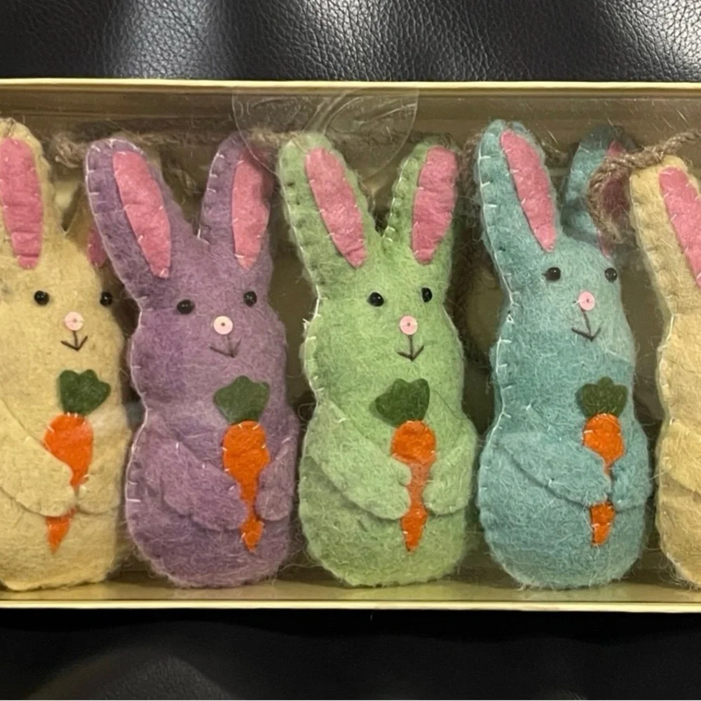 Easter Bunny Garland with Carrots - Multicolor